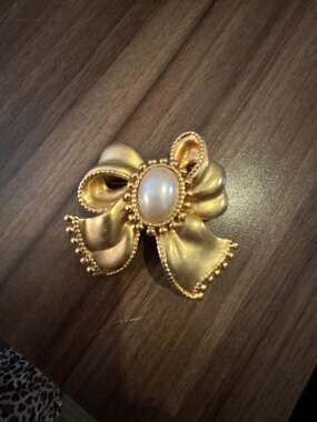 Ciner Vintage Gold Tone Bow Faux Pearl Pin Brooch